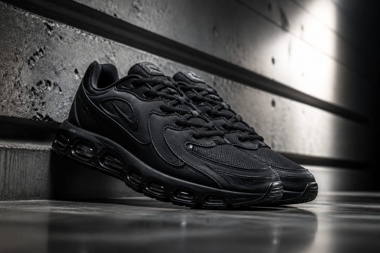 Nike a lansat Air Liquid Max Triple Black la 220 de dolari într o versiune complet neagră