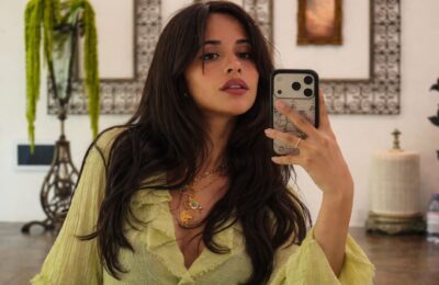 Camila Cabello a atras atenția la nunta lui Taylor Swift și Travis Kelce cu o rochie roșie transparentă