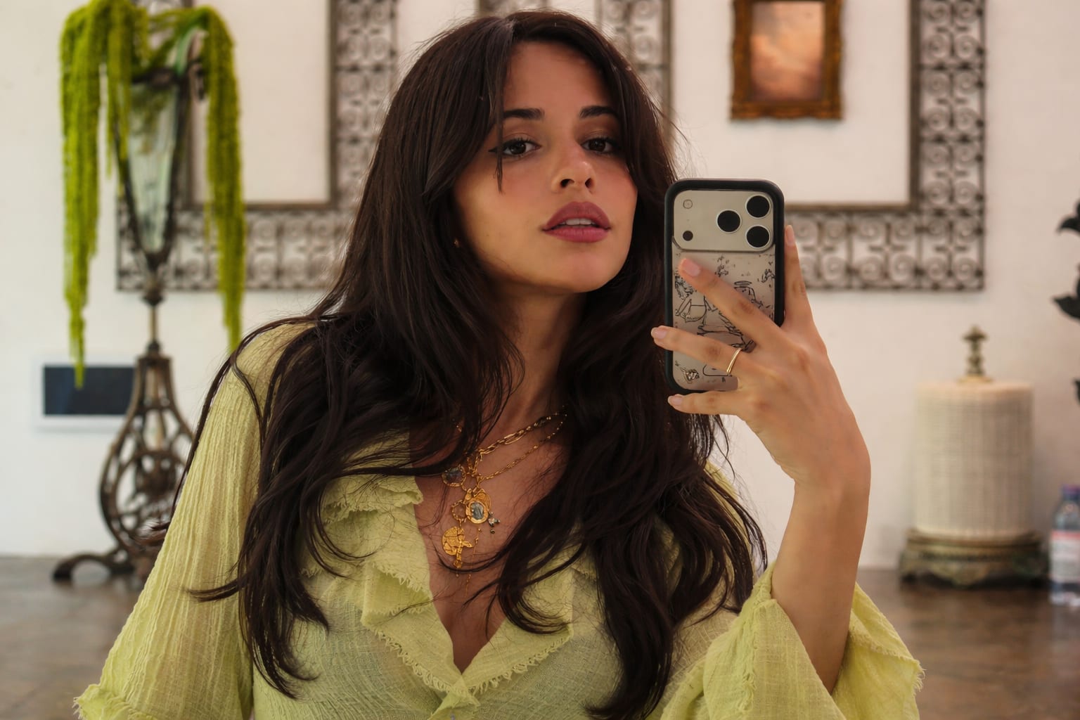Camila Cabello a atras atenția la nunta lui Taylor Swift și Travis Kelce cu o rochie roșie transparentă