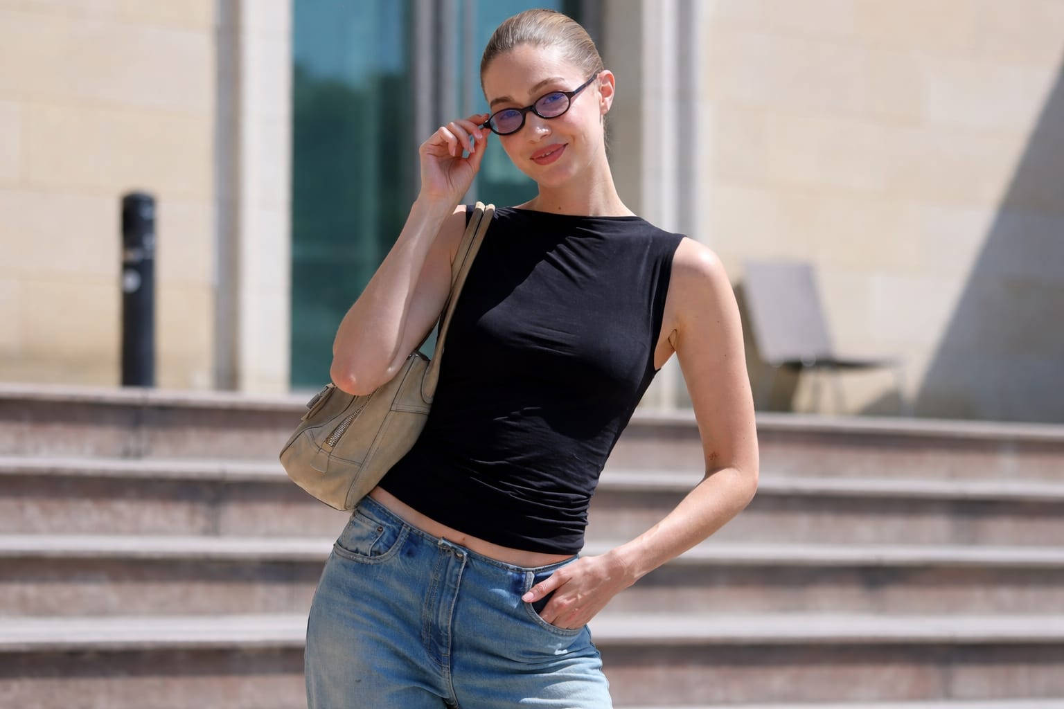 Cum se poartă la Paris pantalonii scurți comozi, accentele animal print și geanta mare în sezonul de couture pentru toamna 2206