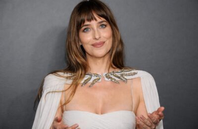 Dakota Johnson a atras atenția la nunta lui Taylor Swift în rochia Valentino din colecția Pre Fall 2026