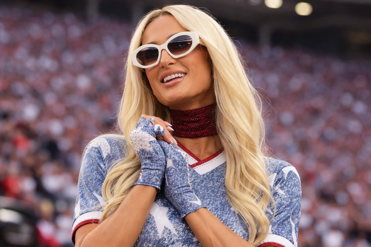 Paris Hilton a purtat o rochie micro mini creată dintr un tricou FIFA 2026