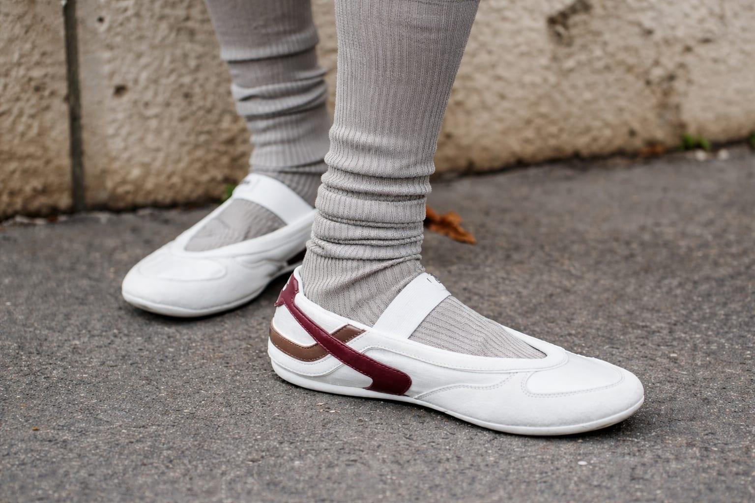 Sneakerșii SS26 aduc tălpi subțiri, forme retro și accente discrete în garderoba de zi cu zi