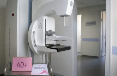 Când și cum îți verifici sânii ghidul complet pentru fiecare vârstă