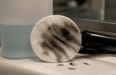 De ce demachierea agresivă îți afectează genele și pielea din jurul ochilor