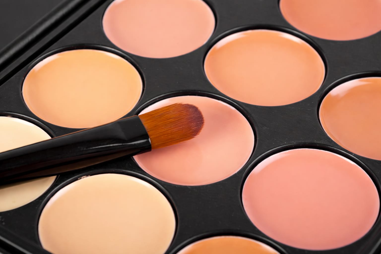 Un studiu arată că 98% dintre produsele cosmetice conțin chimicale nedeclarate