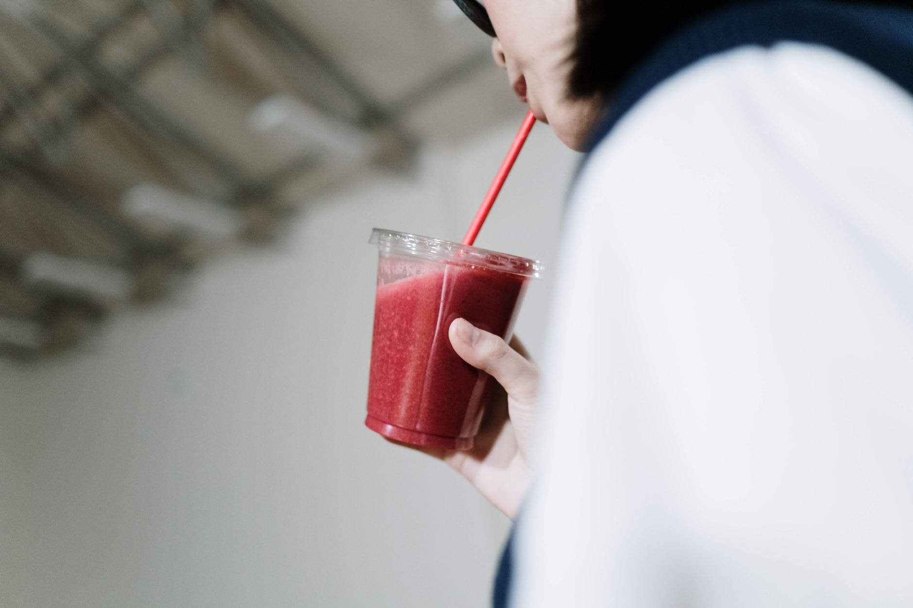 Smoothie în pahar de plastic