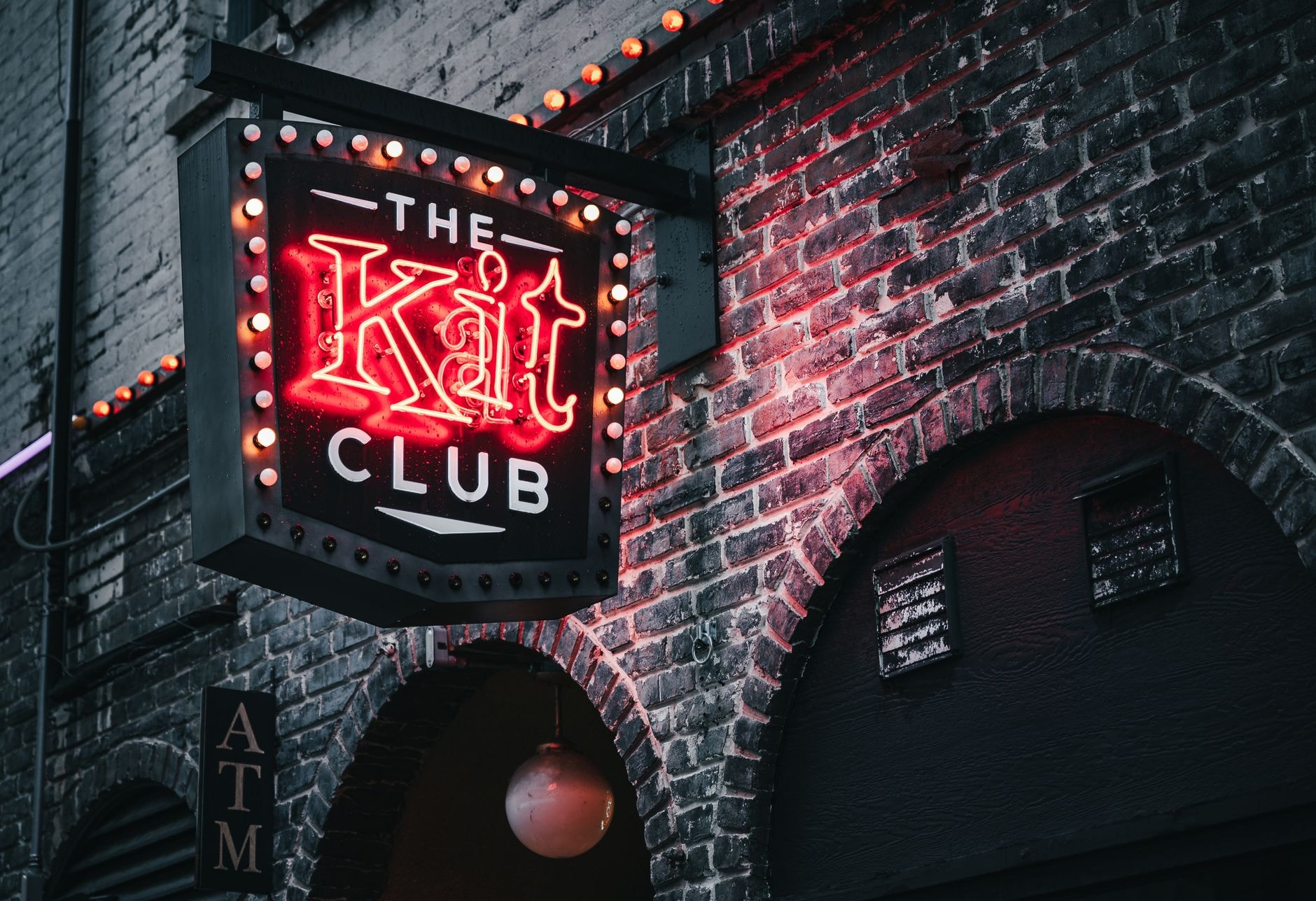 Firmă luminoasă a unui club