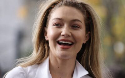 Gigi Hadid a purtat la Paris Fashion Week bentița zigzag a anilor 2000