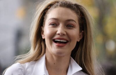 Gigi Hadid a purtat la Paris Fashion Week bentița zigzag a anilor 2000