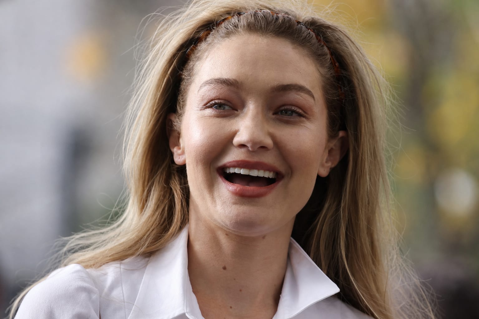 Gigi Hadid cu bentiță zigzag