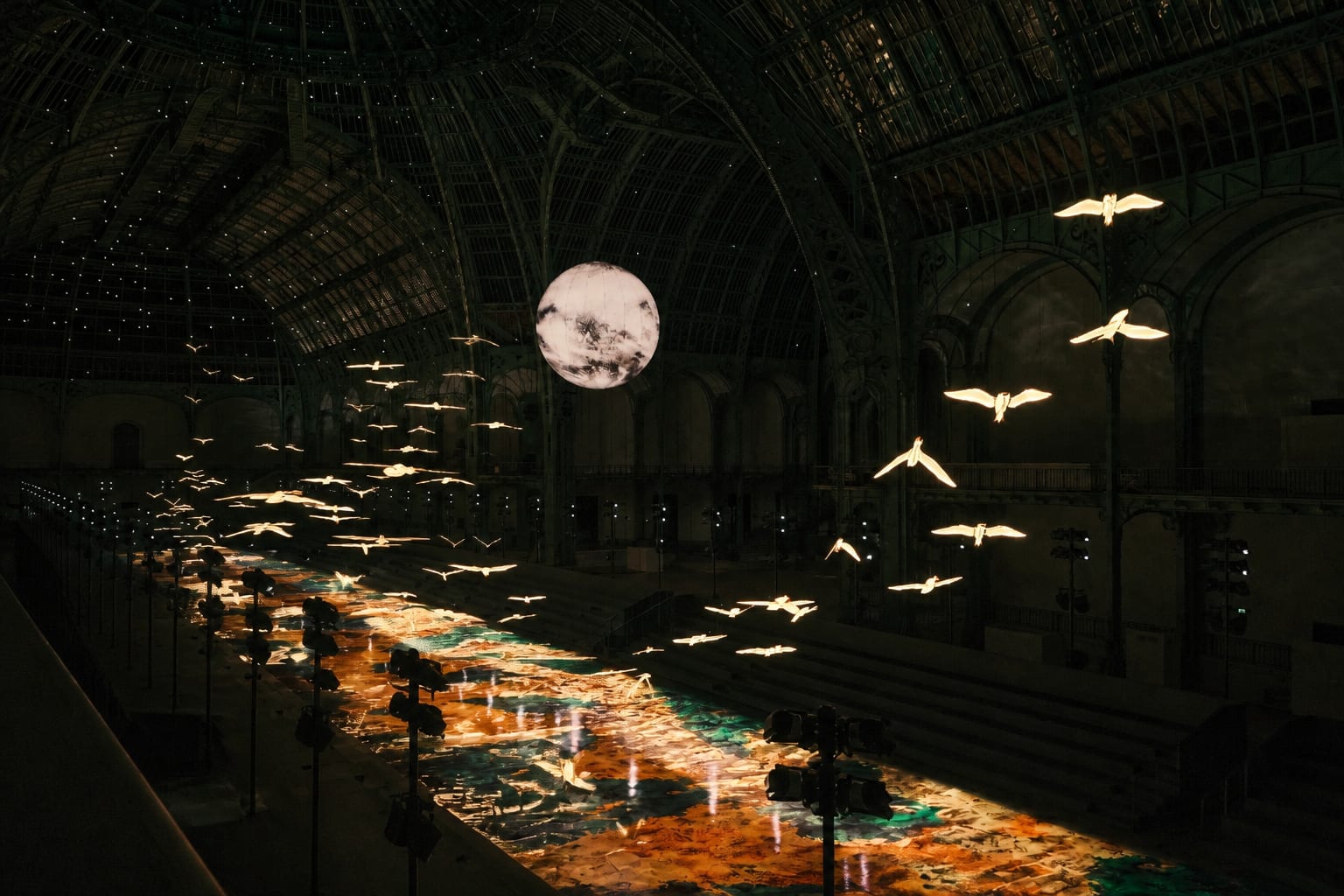 Instalație luminoasă în interiorul Grand Palais