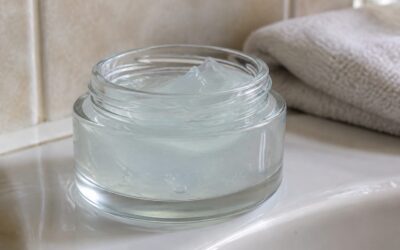 Cum se alege crema pentru tenul predispus la acnee. 8 opțiuni pentru hidratare, exces de sebum și roșeață