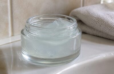 Cum se alege crema pentru tenul predispus la acnee. 8 opțiuni pentru hidratare, exces de sebum și roșeață
