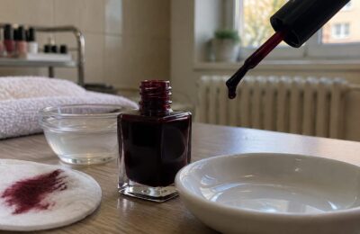 Cum se aplică oja aproape neagră pentru un contur curat și cum se îndepărtează fără a întinde culoarea pe piele
