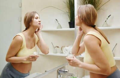 Cum se schimbă rutina de skincare în sarcină și ce ingrediente rămân sigure pentru ten
